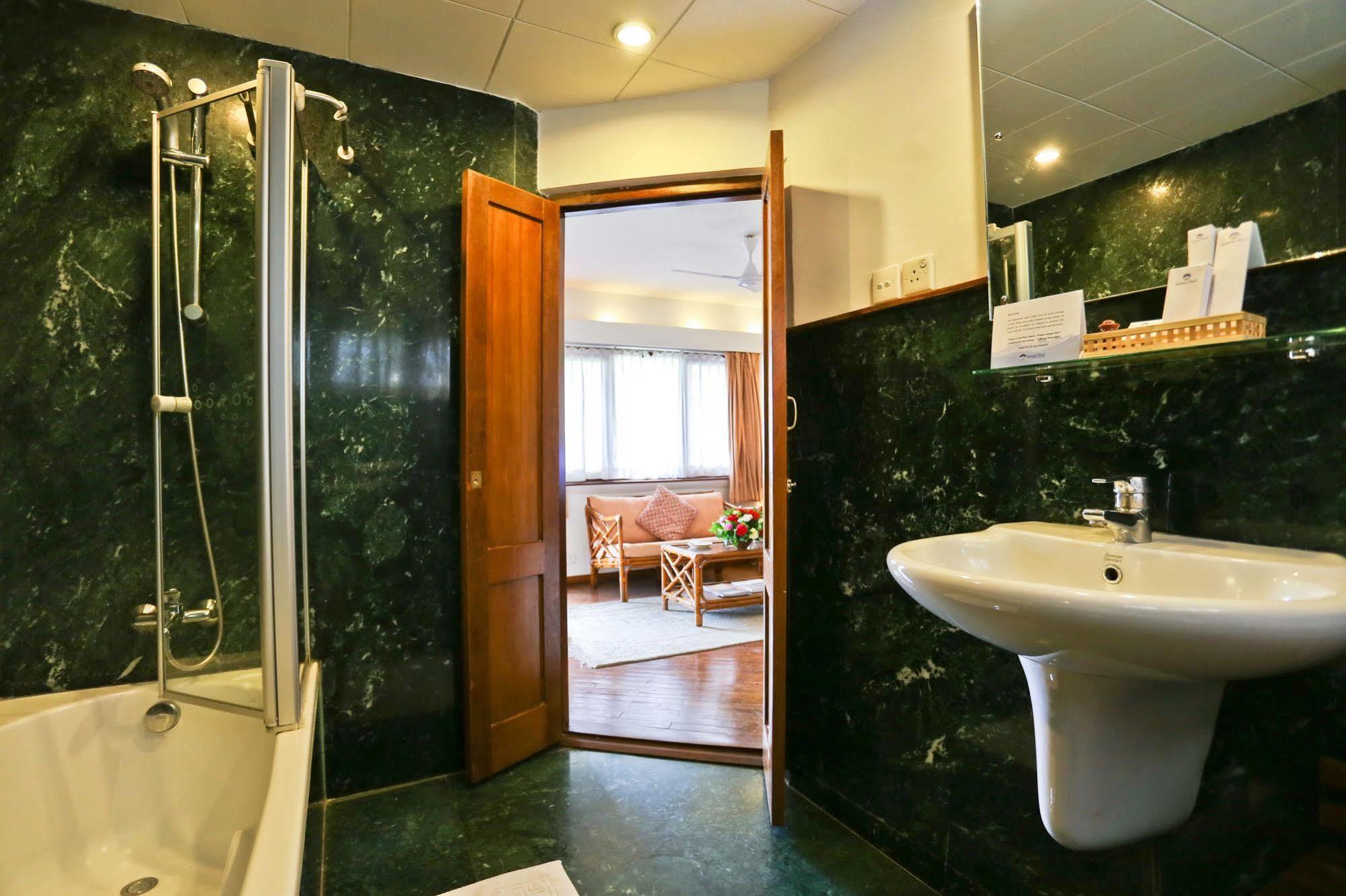 Summit Hotel Lalitpur Екстериор снимка